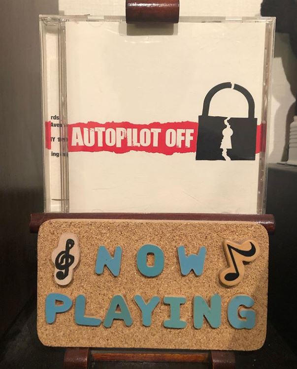 yuji0515's tweet photo. 今日の1枚 Autopilot Off
1.2.4曲目がおすすめ。疾走感がかなりあります。ドライブに良いかも?
#autopilotoff #punkrock
#今日の1枚 #今日のアルバム
#おすすめの曲
#洋楽 #洋楽紹介
#洋楽好きな人と繋がりたい
#音楽好きな人と繋がりたい
#アルバムジャケット
#気になったらyoutubeで検索 https://t.co/MoLvahqk4D