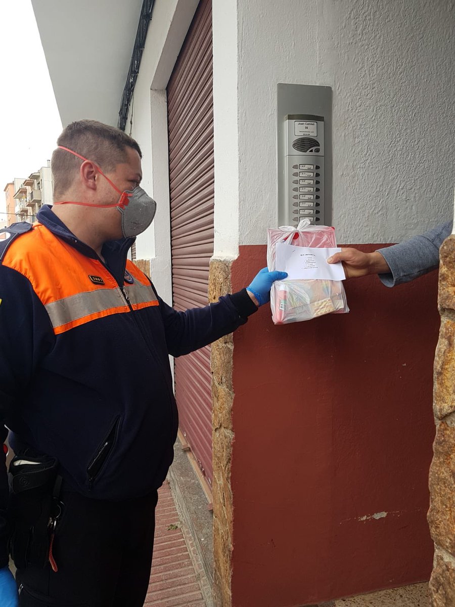 AVPC_SFG's tweet photo. Avui els #voluntaris de #protecciocivil de #santFeliudeGuíxols,  i per causes de la actual crisi sanitaria , #covid19, han començat a fer repartiment de matetial escolar als alumnes amb pocs recurssos, de infantil i primaria de l’escola #ardenya de la nostra ciutat. https://t.co/SLi6Gtia3s