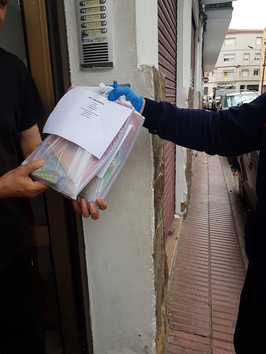 AVPC_SFG's tweet photo. Avui els #voluntaris de #protecciocivil de #santFeliudeGuíxols,  i per causes de la actual crisi sanitaria , #covid19, han començat a fer repartiment de matetial escolar als alumnes amb pocs recurssos, de infantil i primaria de l’escola #ardenya de la nostra ciutat. https://t.co/SLi6Gtia3s