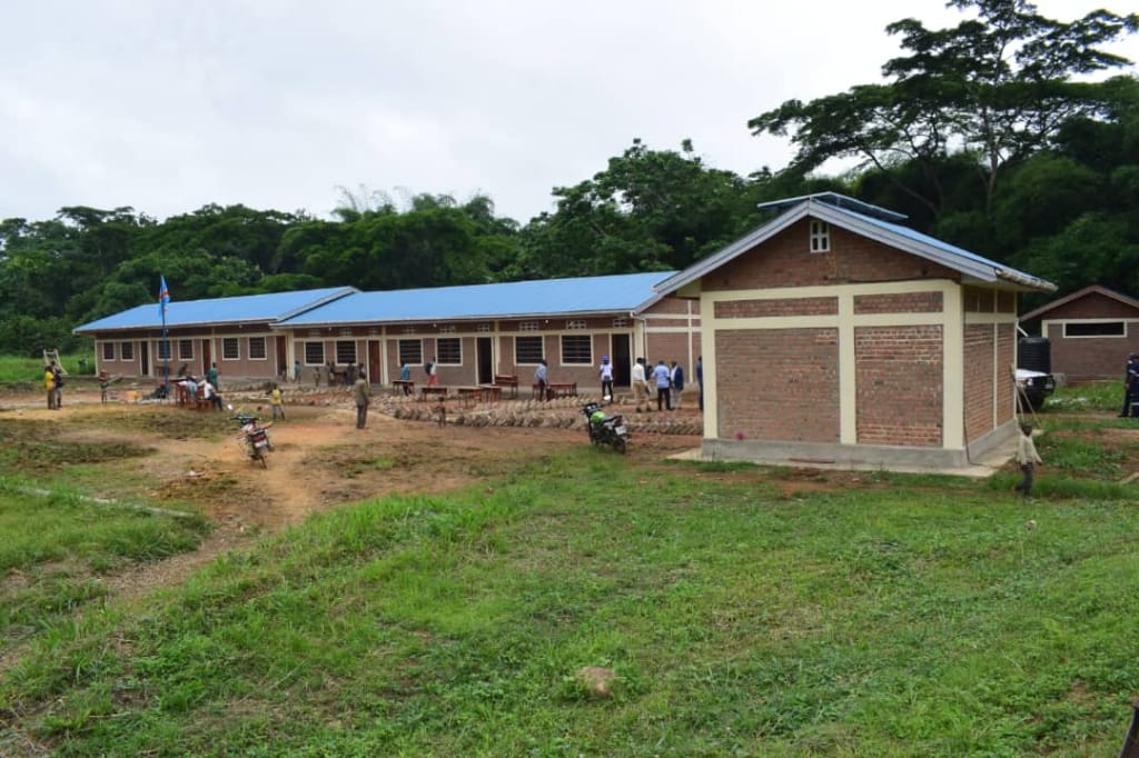 MaishaRdc's tweet photo. #WALIKALE_RDC: Nous félicitons la Soc Minière #ALPHAMIN d'avoir pensé à la population locale de #BIRUWE en construisant une école, qui depuis longtemps était en chaumes. Malgré tout la population veut la transparence des redevances minières issus des impôts payés par ladite Soc. https://t.co/pHsABTZg9O