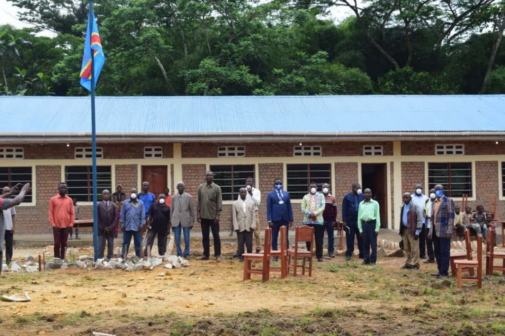 MaishaRdc's tweet photo. #WALIKALE_RDC: Nous félicitons la Soc Minière #ALPHAMIN d'avoir pensé à la population locale de #BIRUWE en construisant une école, qui depuis longtemps était en chaumes. Malgré tout la population veut la transparence des redevances minières issus des impôts payés par ladite Soc. https://t.co/pHsABTZg9O