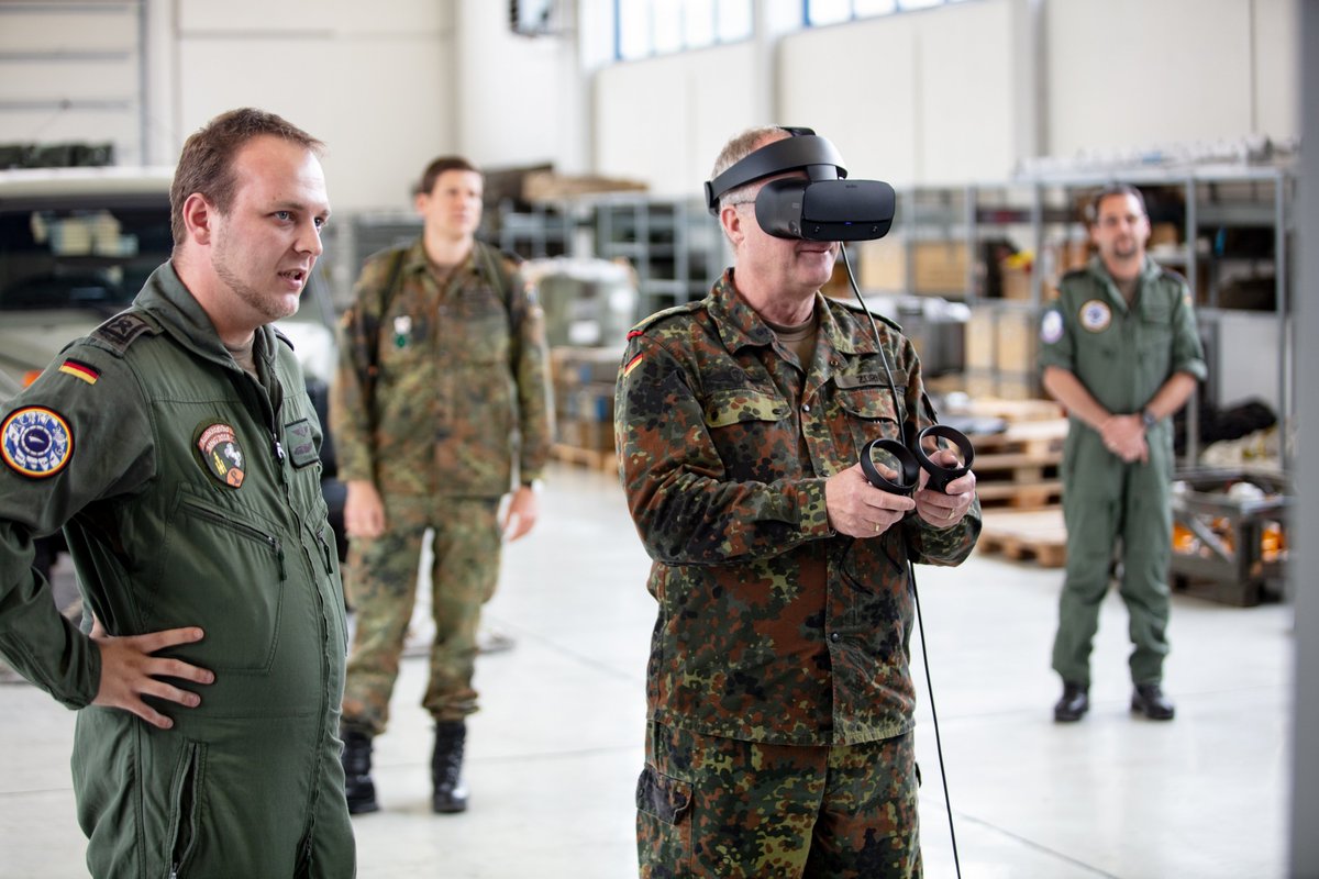 BundeswehrGI's tweet photo. Ausbildungsstützpunkt #Luftlande &amp; #Lufttransport. Die Lehrgänge finden lageangepasst in der Praxis statt. Die Theorie wird mit neuen e-Learning-Modulen ergänzt. Zudem nähen die Soldaten/ziv. Mitarbeiter Masken für die Kameraden in der Region. Super Aktion! /EZ #Einsatzbereit https://t.co/8fTO95QJbs