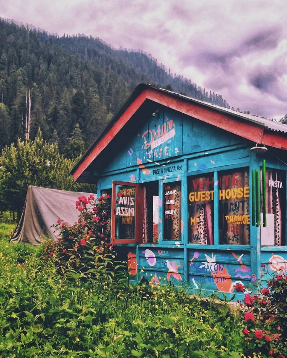TheVisualYatra's tweet photo. A handful of travellers visiting Kalga is perhaps the prime reason why it remains a top-notch destination for those seeking a taste of the unconventional.

In picture : Dream Cafe painted by @sawantsanskar (📷 @_aguyfromnowhere) #thevisualyatra #Himalayas #himachal #Mountains https://t.co/mDQzuMmsmn