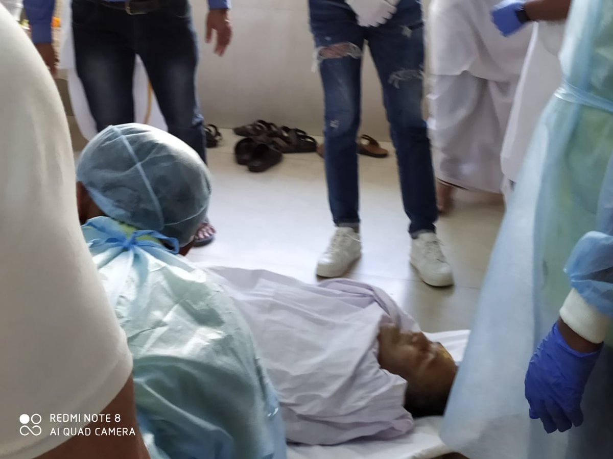 walter_vivek's tweet photo. Rishi kapoor last rites pics... RIP https://t.co/BfMQiScMlG