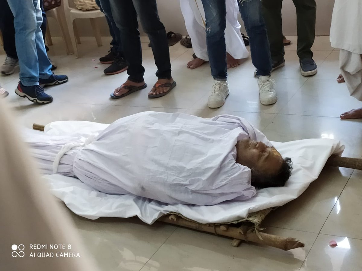 walter_vivek's tweet photo. Rishi kapoor last rites pics... RIP https://t.co/BfMQiScMlG