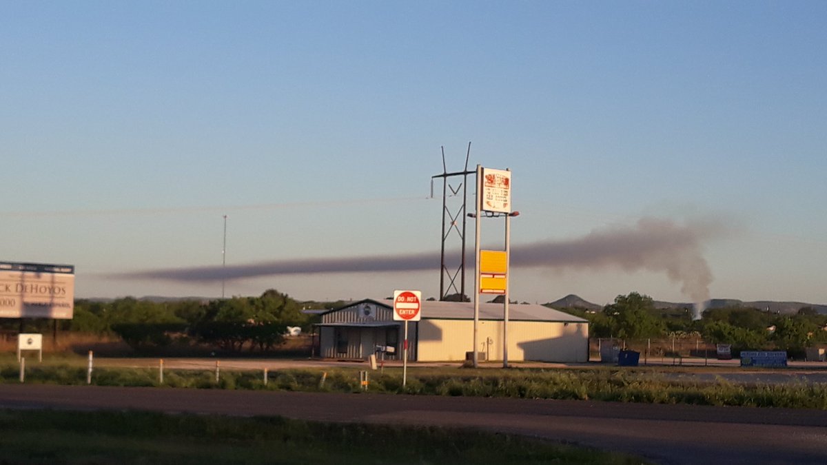 WTXAgronomy's tweet photo. Smoke signals telling us not to spray this morning. Smoke or fog hanging and moving laterally like this screams TEMPERATURE INVERSION. @SouthTexasCrops @sanolte @wtxcotton #cotton https://t.co/IQ1kPXjA3Y