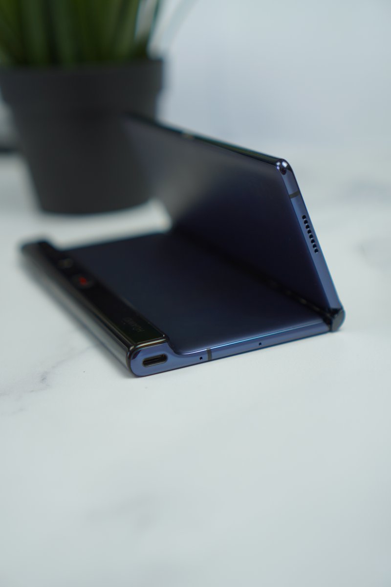 AndreaCervone's tweet photo. Ormai lui è più di un #congiunto, di un #affettostabile. È un #amicovero! Con il #MateXS @HuaweiMobileIT ha creato il concept definitivo dello smartphone pieghevole che è sia figo che utile. https://t.co/3BnLcaISCi
