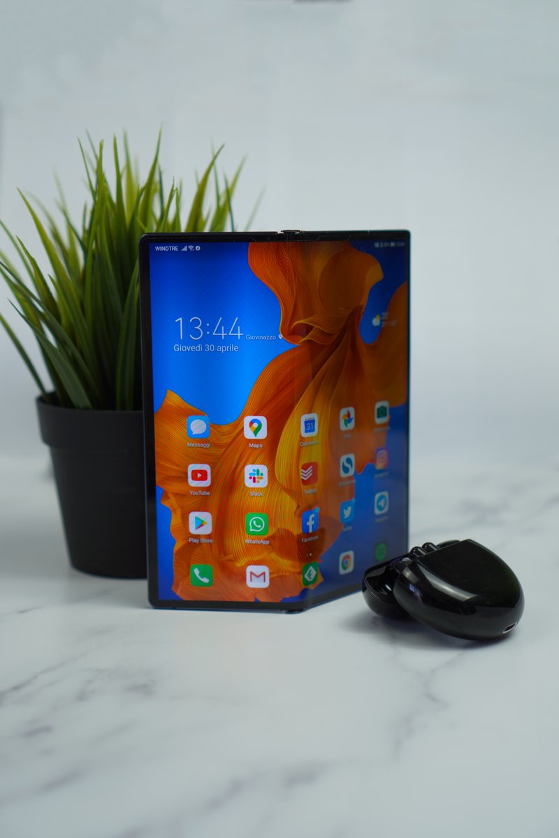 AndreaCervone's tweet photo. Ormai lui è più di un #congiunto, di un #affettostabile. È un #amicovero! Con il #MateXS @HuaweiMobileIT ha creato il concept definitivo dello smartphone pieghevole che è sia figo che utile. https://t.co/3BnLcaISCi