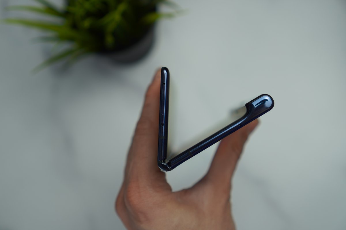 AndreaCervone's tweet photo. Ormai lui è più di un #congiunto, di un #affettostabile. È un #amicovero! Con il #MateXS @HuaweiMobileIT ha creato il concept definitivo dello smartphone pieghevole che è sia figo che utile. https://t.co/3BnLcaISCi
