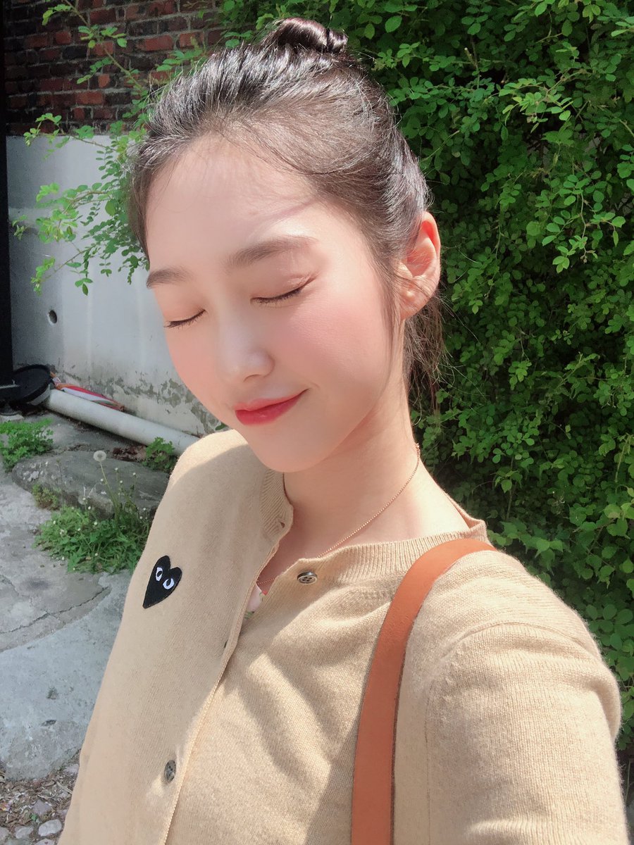 WM_OHMYGIRL's tweet photo. #오다주웠지호 #브이앱아쉬웠어요 #그래서 #왔다 #사백만하트 #고마워요 
하트모야모야 고마워요오 https://t.co/EMXWCItjZx