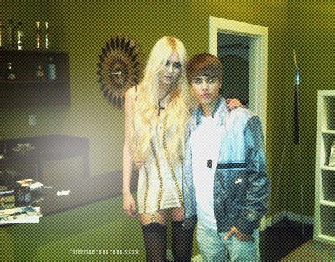 yourbiebernews's tweet image. "A friend just sent me this...The story behind this day was crazy, we only met briefly, but look at how young we were... #differentroads #samepath #rockmeetspop #baby #harlemglobetrotters (they were there)" - Taylor Momsen via instagram