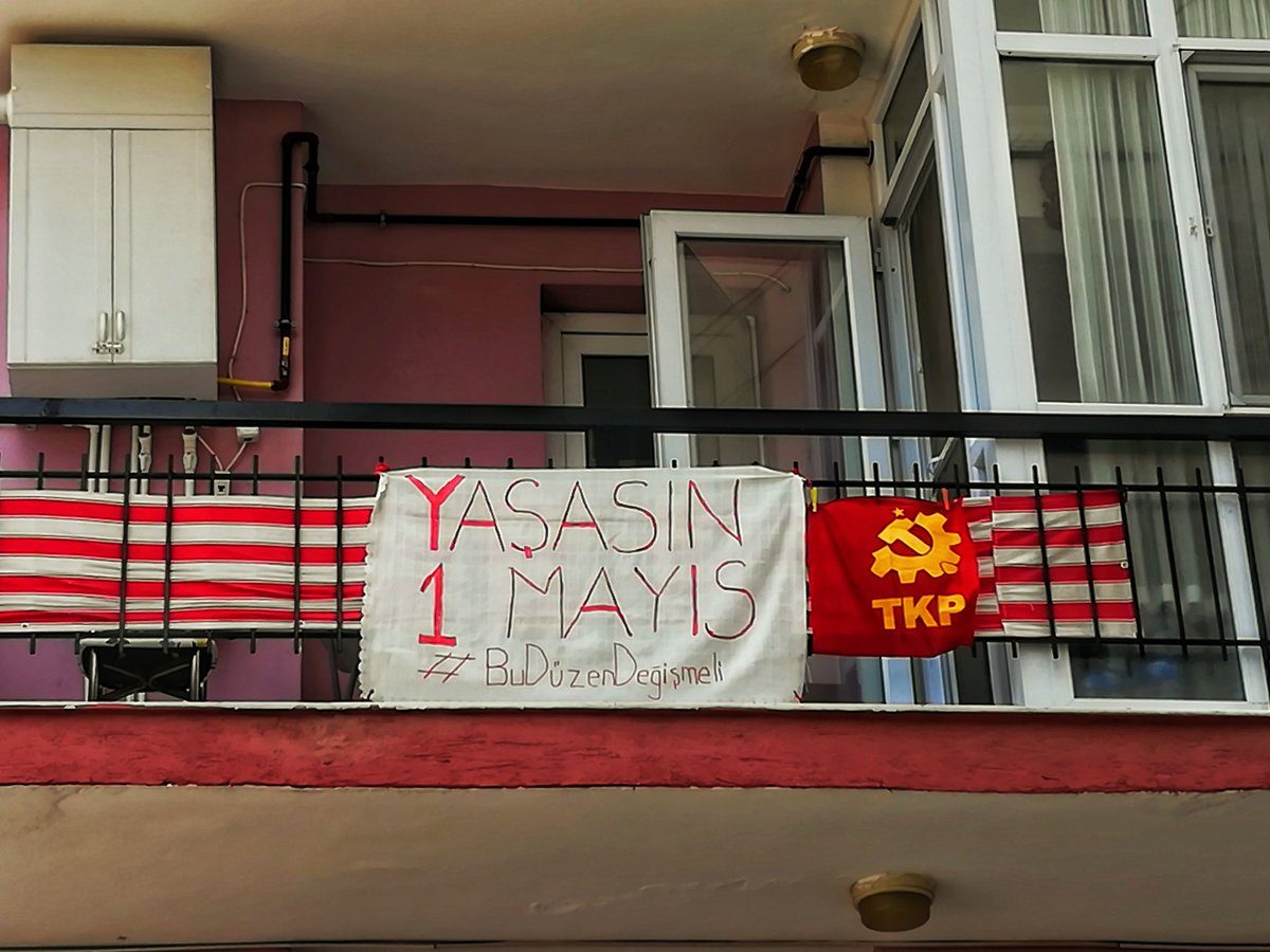 kinkolbasii's tweet image. Ailecek balkon hazırlıklarımızı tamamladık. Masa örtüsünden pankartımız. Koronada bu kadar oluyor :)