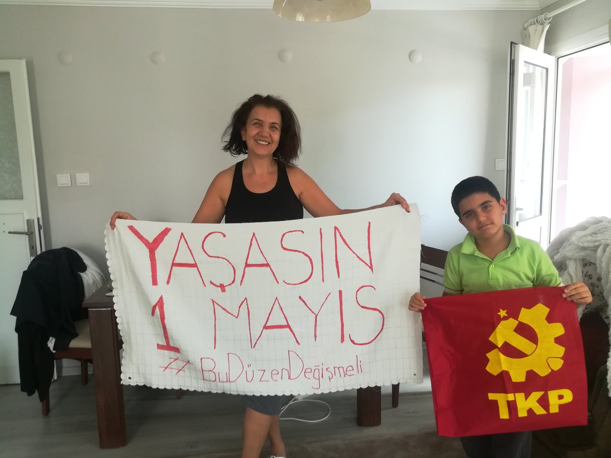 kinkolbasii's tweet image. Ailecek balkon hazırlıklarımızı tamamladık. Masa örtüsünden pankartımız. Koronada bu kadar oluyor :)