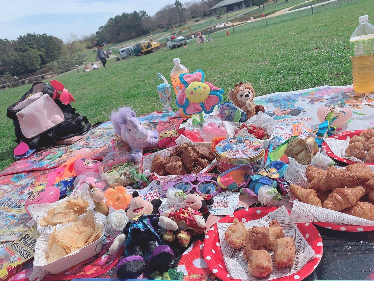 こんばんは🌹
本日も舞浜周辺の楽しみ方をご紹介✨

第2弾は『葛西臨海公園』！
観覧車や水族館、原っぱがあって自然が沢山の公園です🌿

天気の良い日は舞浜方面からパレードの音が聴こえることも…？？🦻

写真は原っぱでピクニックした時のものです🌸気分は舞浜⤴︎でした笑

#ディズニーサークル