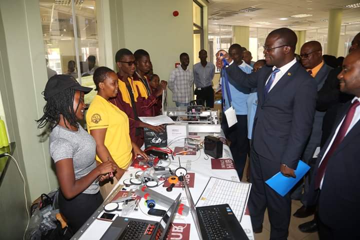 ZimRobotics's tweet photo. Throw Back Thursday.
Last year at the Science Festival where we got an opportunity to showcase our robot Apollo and also had the privilege to chat with the Minister of Higher and Tertiary Education, Science and Technology Hon. Professor Amon Murwira.
#IHHRobotics #TBT2019 https://t.co/XE0K3sRZKU