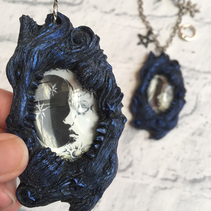 ギニョール 大阪中崎町 Mai Aimheartさん Aimheartjpn の新作が入荷しました 5 ハティスコルバッグチャーム 角度により月のイラストから太陽のイラストに変化します 北欧神話の太陽を追いかける狼と月を追いかける狼のハティとスコルのモチーフ