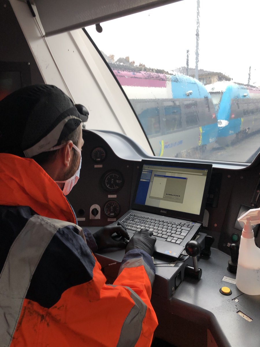 MaintenanceSNCF's tweet photo. Le redémarrage et la mise à disposition des rames pour le #11Mai avancent correctement. 85 % du Matériel est déjà prêt à retrouver les lignes @TERPays2LaLoire. Aujourd'hui, intervention à @Angers pour recharger les batteries et contrôler le fonctionnement du train. https://t.co/FgxPECGg26