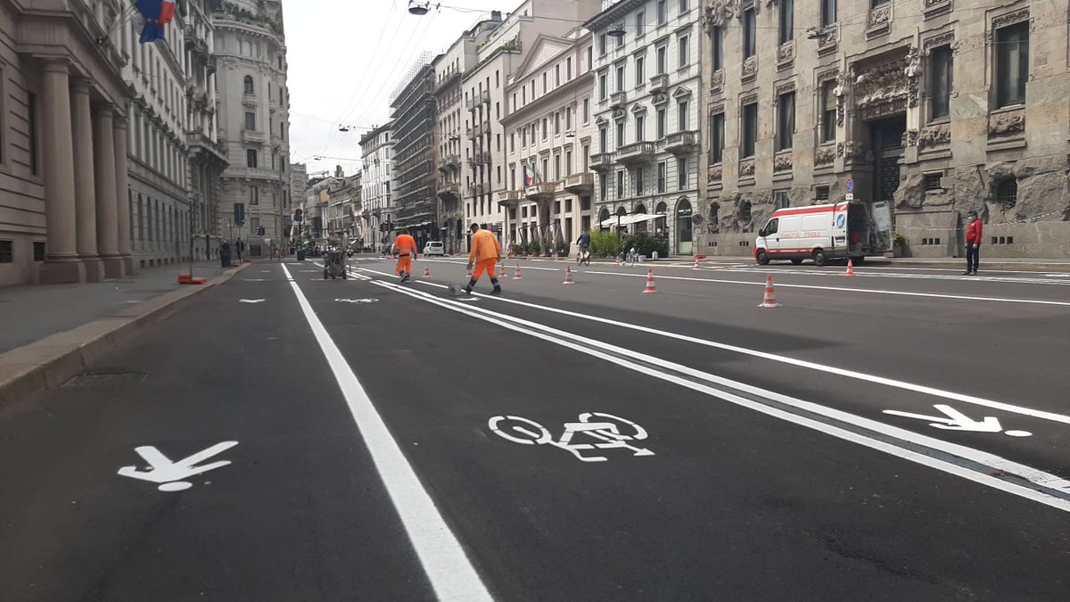 alessiobau's tweet photo. In un mare d'incertezze, effetti della pandemia da mettere a bilancio col segno +: Milano diventa più ciclabile. Queste foto arrivano da Corso Venezia, dove è appena partita la tracciatura del percorso 🚴‍♂️ che collegherà Sesto al centro città correndo sopra la M1. Direzione giusta https://t.co/528XZhzwnF