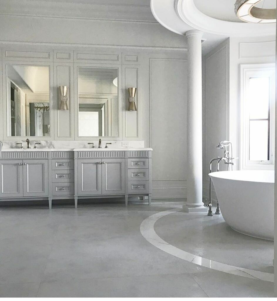 ReginaSturrock's tweet image. An end-of-build shot of our #lakeshoreproject I love this master suite for its classic architecture that translates into the details. There’s a gorgeous round tub that mirrors a round ceiling tray and elegant pendant. A band of contrast statuario complet… instagr.am/p/B_mrctDjuwj/
