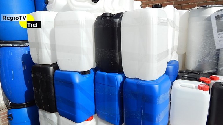 RT Bestelbus met vermoedelijke drugsafval van de weg gehaald: De politie heeft op de Cuneraweg in Ochten woensdagnacht een bestelbus aangehouden. In de bus werden.....