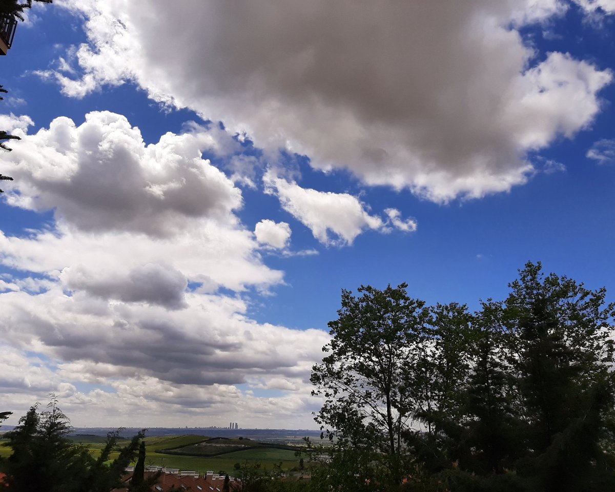 celesgalan64's tweet photo. Vaya #cielo , eeehhh??? 
#Madrid 
#nubes https://t.co/K3HY829FfL