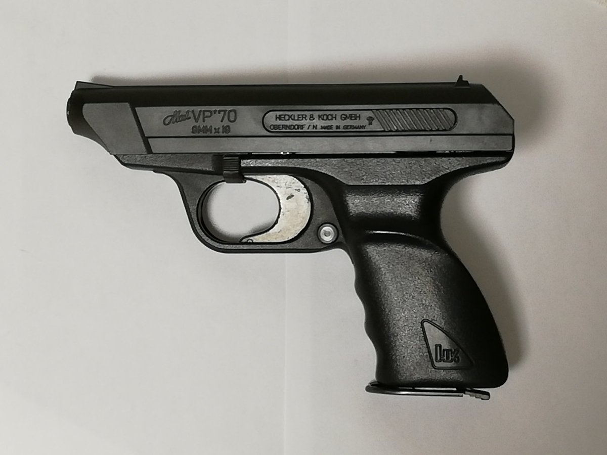 daozyei's tweet image. #バグスタンパー
買えずで悶々。

おうちで寂しく
#エイリアン2 ごっこw

#VP70 は
グリップのフィンガーチャンネルがカッコいい。
写真の様に左で持つと 
合いませんが..

劇中でゴーマンが装備してたのは両利き用のMモデルかと。
(クロウのは右利き用

#Bugstomper
#エイリアンスタンパー
#aliens