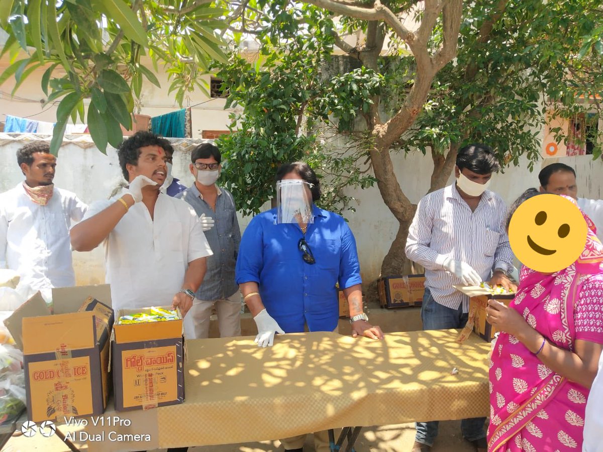 AmberpetShankar's tweet photo. #COVID19
ఆకలి తీర్చేందుకు ఒకరితో ఒకరికి పరిచయం అవసరం లేదు. 
ఇప్పుడు కాకపోతే ఎప్పుడు? మనం కాకపోతే మరి ఎవరొస్తారు ఆదుకునేందుకు. 
మనం మాత్రమే కాదు, ఈపూట మనతోపాటు మరి కొందరిని బ్రతికించుకుందాం.  - కలిసికట్టుగా కరోనాని ఓడిద్దాం. మనమంతా మనుషులం.
#AmberpetShankar https://t.co/Fg4wC7Fc7f