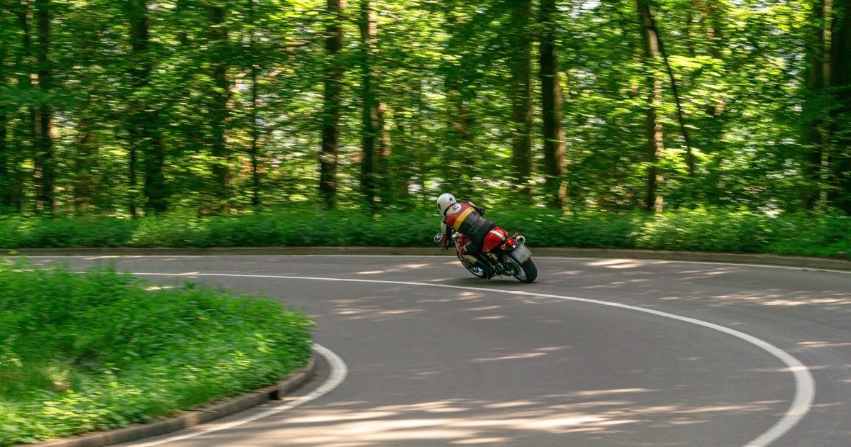 motocompano's tweet photo. 🚩You might already heard of this tip to always look where you want to go while riding. Keep it in mind, hence everyone should pay attention to this as it probably is the most important tip for the first rides in a season.

motocompano. Supported by SAS-TEC.

Werbung/ Advertising https://t.co/TvBpRUfVde