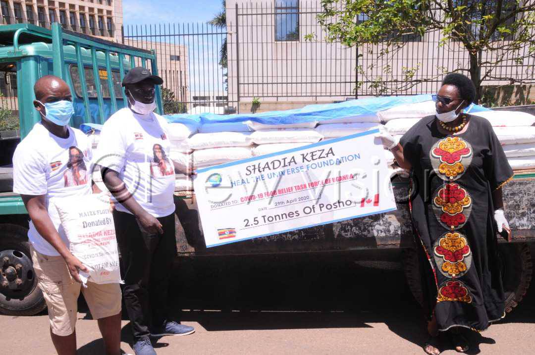 newvisionwire's tweet photo. Ugandan socialite based in Canada, Shadia Keza, has donated over 2.5 tonnes of posho to the National Response Taskforce in support of the #COVID19UG fund.

📸: Nicholas Oneal |#VisionUpdates https://t.co/sRKY3rCC1F