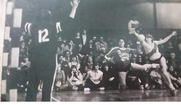 Ya con el gimnasio, comenzaron a organizar las inferiores y los equipos de mayores, ya que todo era un poco desordenado, tanto que hubo chicas de 12 años en el primer plantel de Primera. Por el lado de los varones, militaban en Segunda de la mano de “Chiqui” Ponzio.