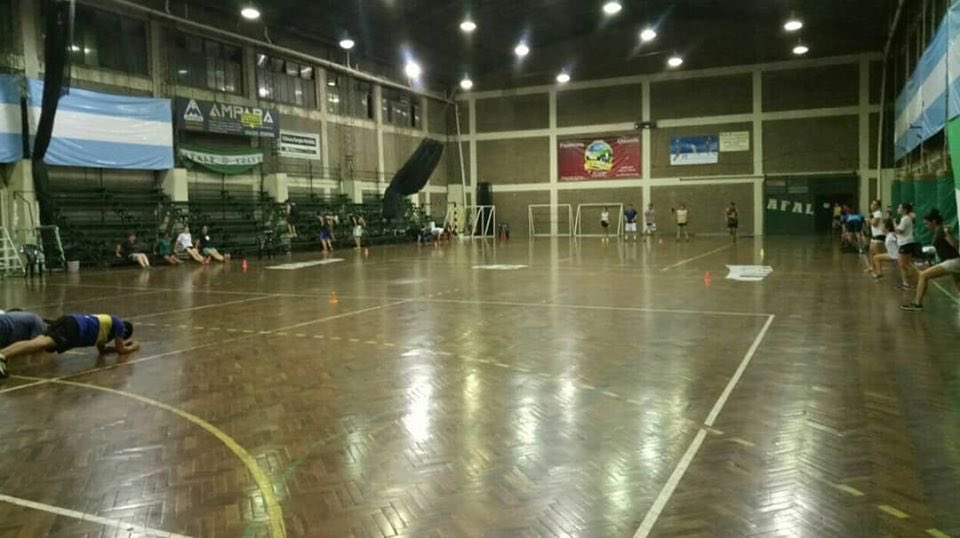 Todo comenzó allá por 1972/73, cuando un grupo de amigos de Ciudad Jardín de diferentes colegios de la zona se unieron para jugar en el club. Los primeros años, vieron al equipo verde jugando en una cancha de tierra y cal. Dos años después, llegó el gimnasio que hoy conocemos.