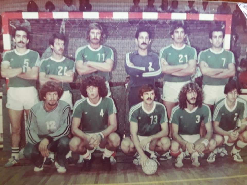 Algo curioso resuena en aquella época dorada de AFALP. El padre de Juan de Bandi, político de la zona, quedó enamorado con el equipo y les regaló ropa Adidas, los invitaba a comer, les pagaba estadías en hoteles y les mandaba periodistas. <a href="/afalp_handball/">Afalp Handball</a> en el ojo de los medios.