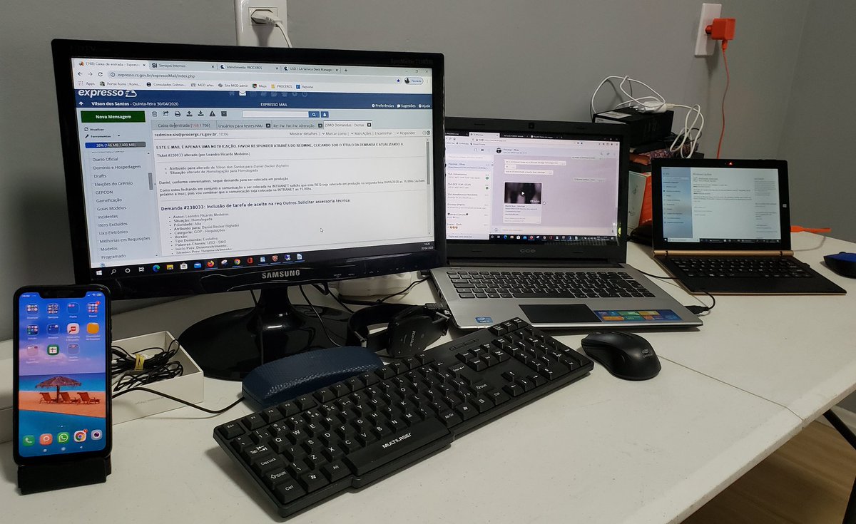 fe_fragga's tweet photo. Duas pessoas em home office improvisado = 💻💻📱📲🖥🖨🖱⌨🙆♂️🙆🏼♀️
#procergs #camaradepoa #emcasa #COVID__19 https://t.co/iMokizD44Q