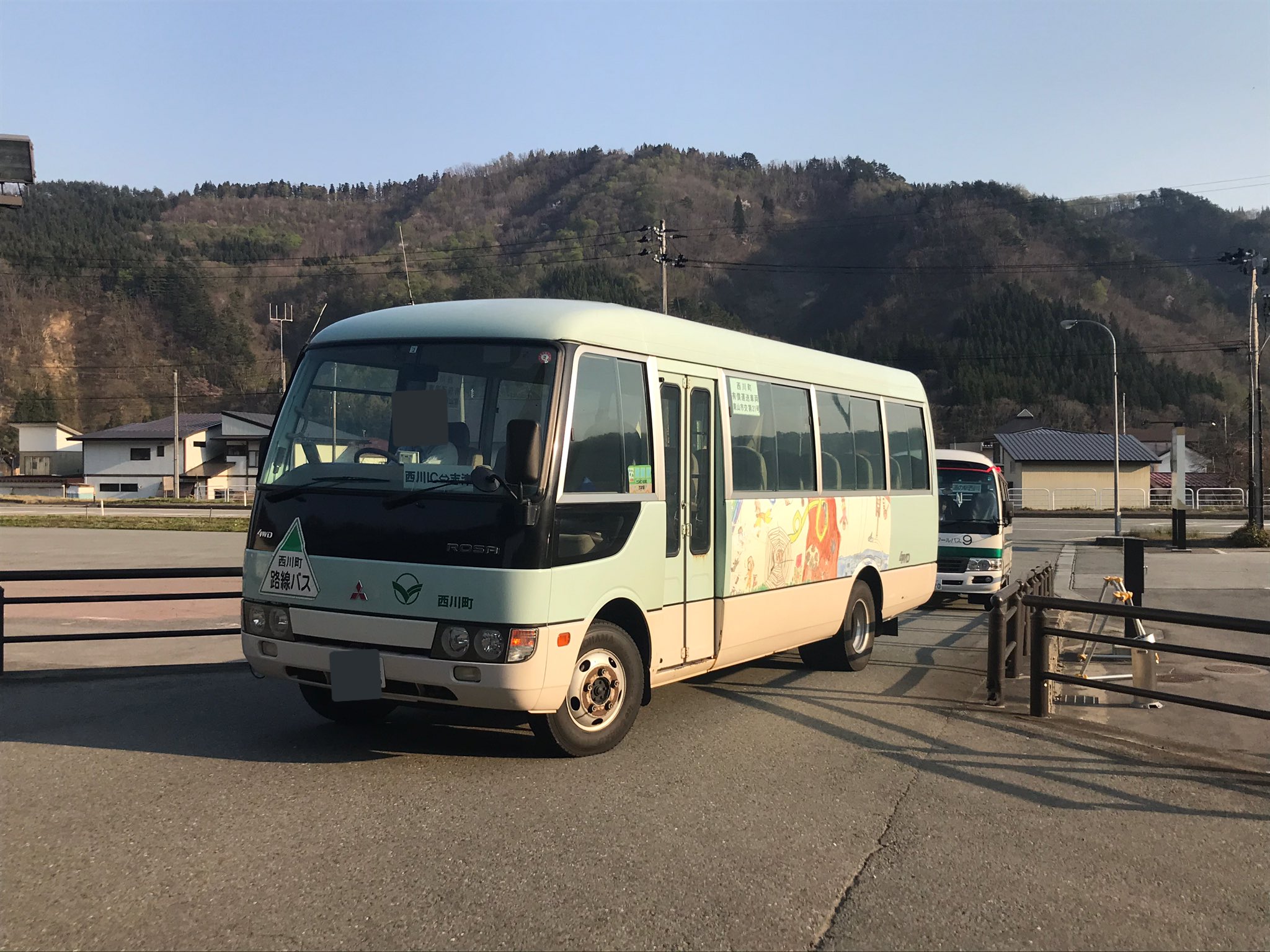 Twitter 上的 ばすにこ バス垢 4 30 道の駅にしかわにて 西川町町営バス ふそうローザ スクール6号 しらゆき8号 イラスト付き初期型 トヨタコースター スクール9号 現在の町営バスはマイクロバスがメイン 昔は旧型シビリアンや北村mr 96mcのrnなどが活躍してい
