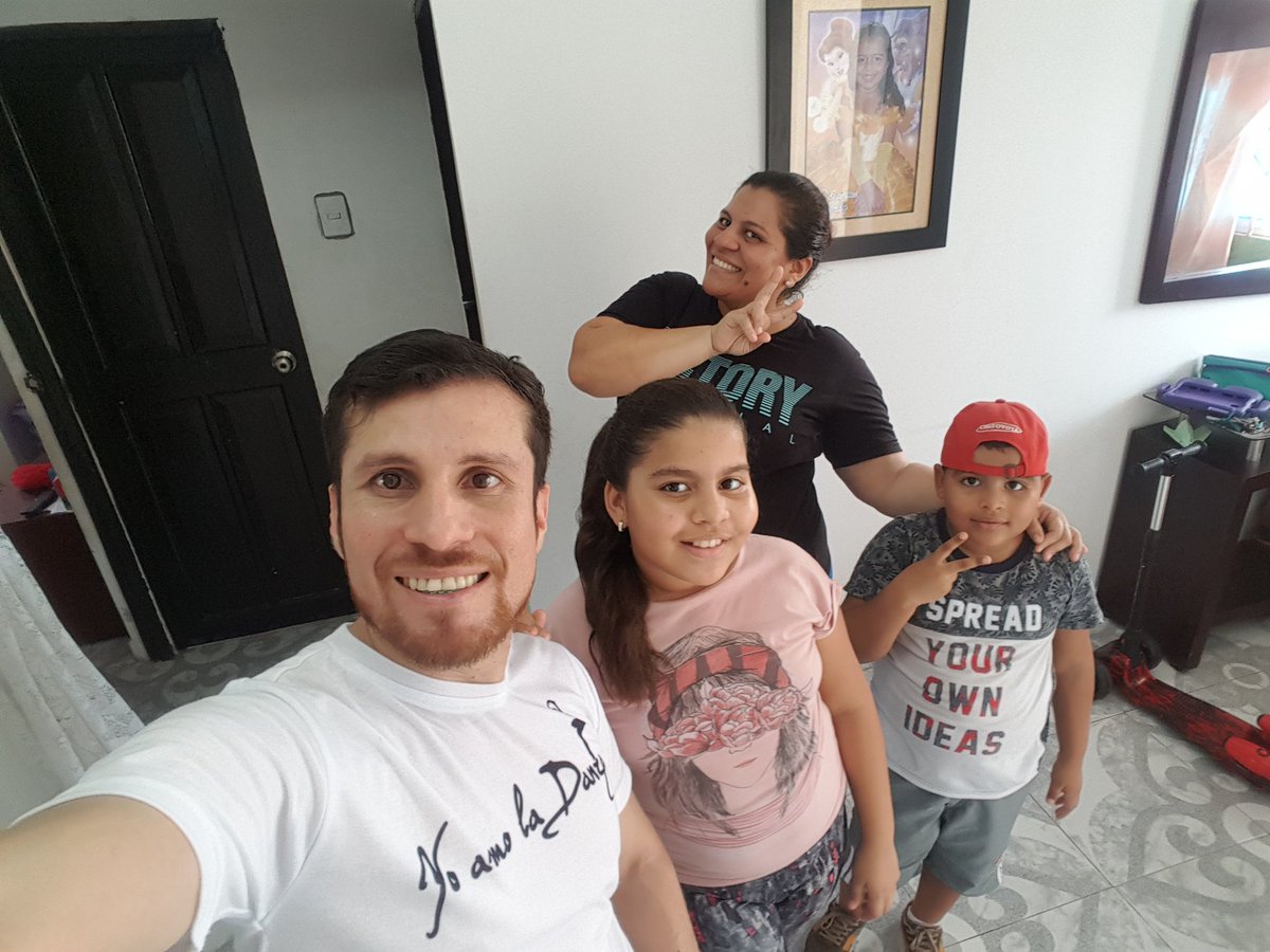 hluquetta's tweet photo. Acompañando a los peques en una clase de #rumbavirtual del colegio. https://t.co/wJ1SzGvqrP