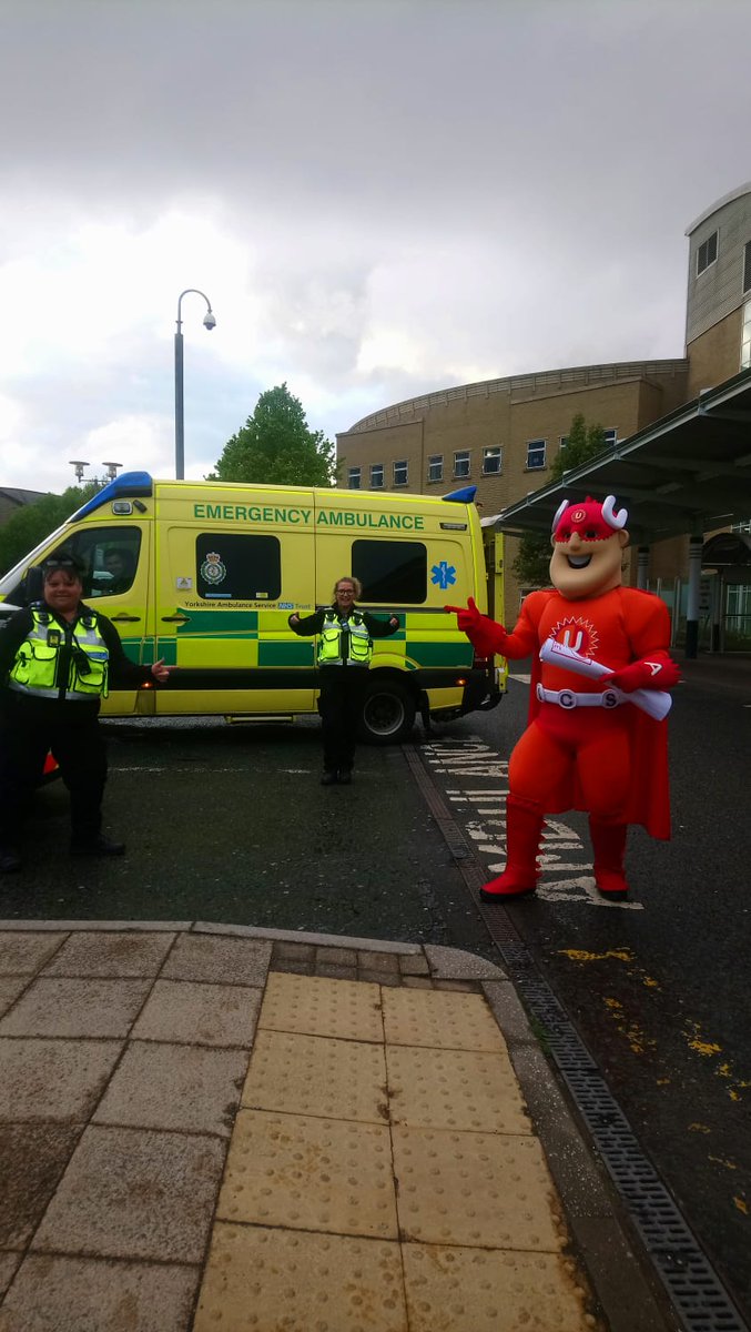 CMBC_CPT's tweet photo. CSW306 &amp; CSW322 Met U -Man  at Calderdale Hospital for the NHS front line key workers clap.
@calderdale 
@CMBC_CSRT 
@CHFTCharity 
@Suewarden306 
#StayAtHomeAndStaySafe 
#SocialDistancing 
#keepcalderdalesafe https://t.co/CWHig6c6VZ