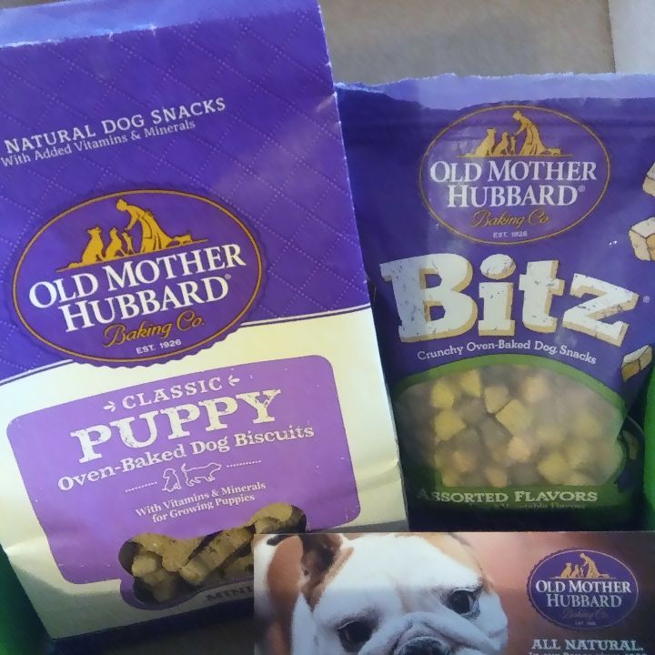 TonyaAngelo2's tweet photo. I was surprised at how big the sample was. The bits are perfect for training my new pup. I have a very large 5 month old German/Australian shephard. He absolutely loves these treats and knows the bags. #oldmotherhubbard https://t.co/X2M8bvQIhE https://t.co/wBr7mEsWM3