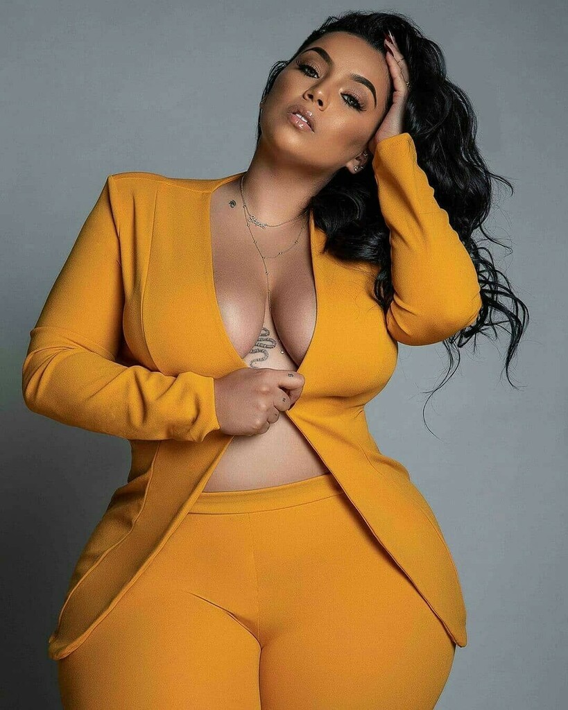 “Yellow Sunshine @allhailkingsteph⠀⠀ @fashionnovacurve - #plussizes #plussi...