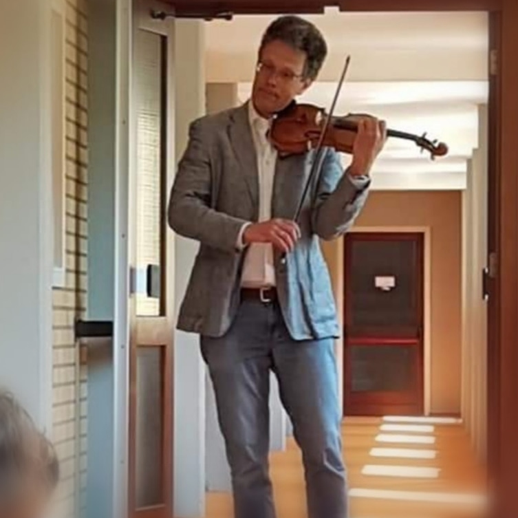 Violist Michael Rein van @UwOrkest geeft een miniconcert voor de vrouwen en kinderen van de vrouwenopvang van @Kadera_ahg. Hartverwarmend. De kinderen begonnen spontaan te dansen op de klanken van Bach 🎶
#daslief #nietalleen #coronahulp #ikbenpresent pic.x.com/h0AV6oJbyB