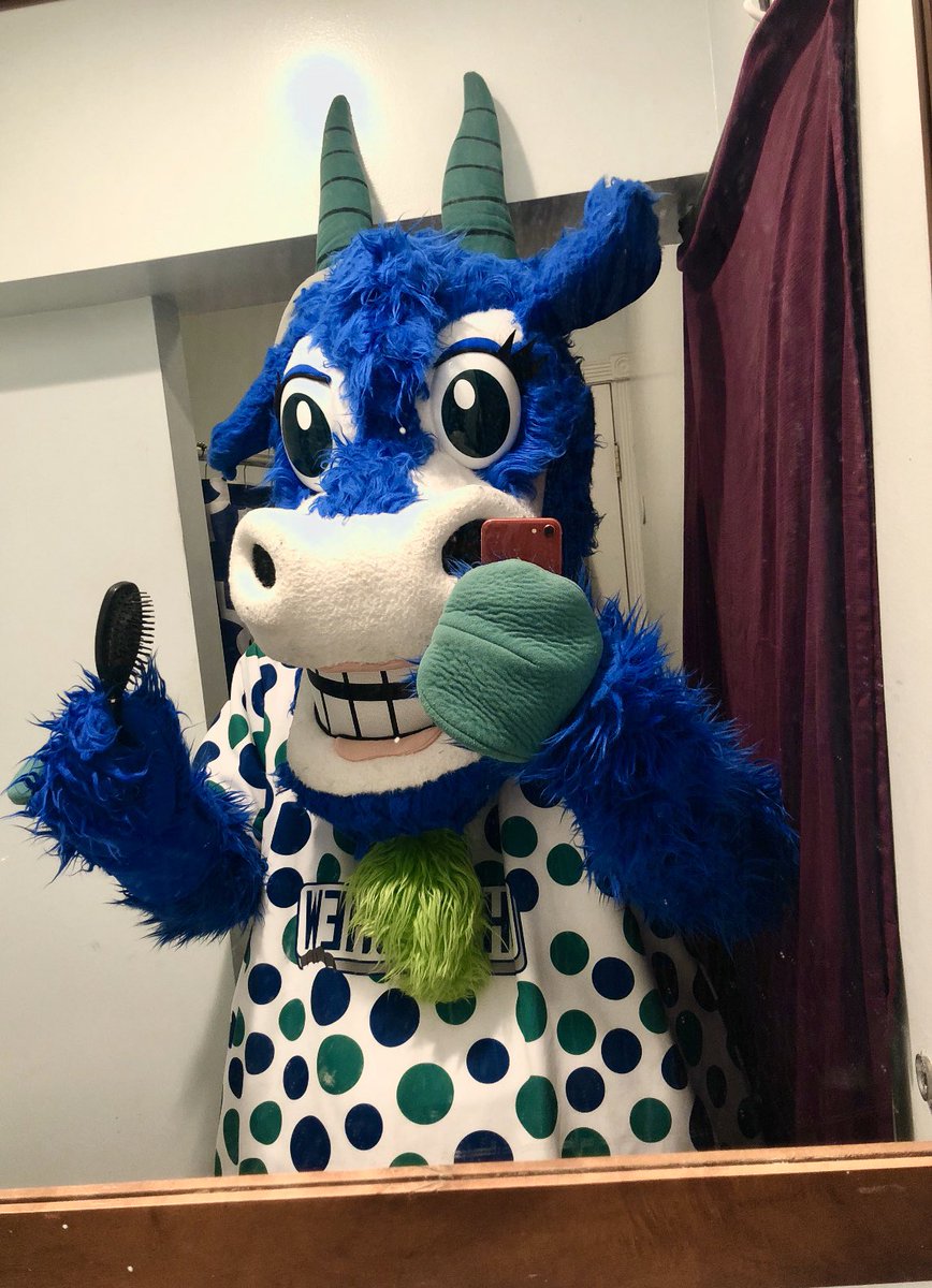 I'm a lot to handle, but I've been doing my best on my own. How do I look? 

#NationalHairstylistAppreciationDay
