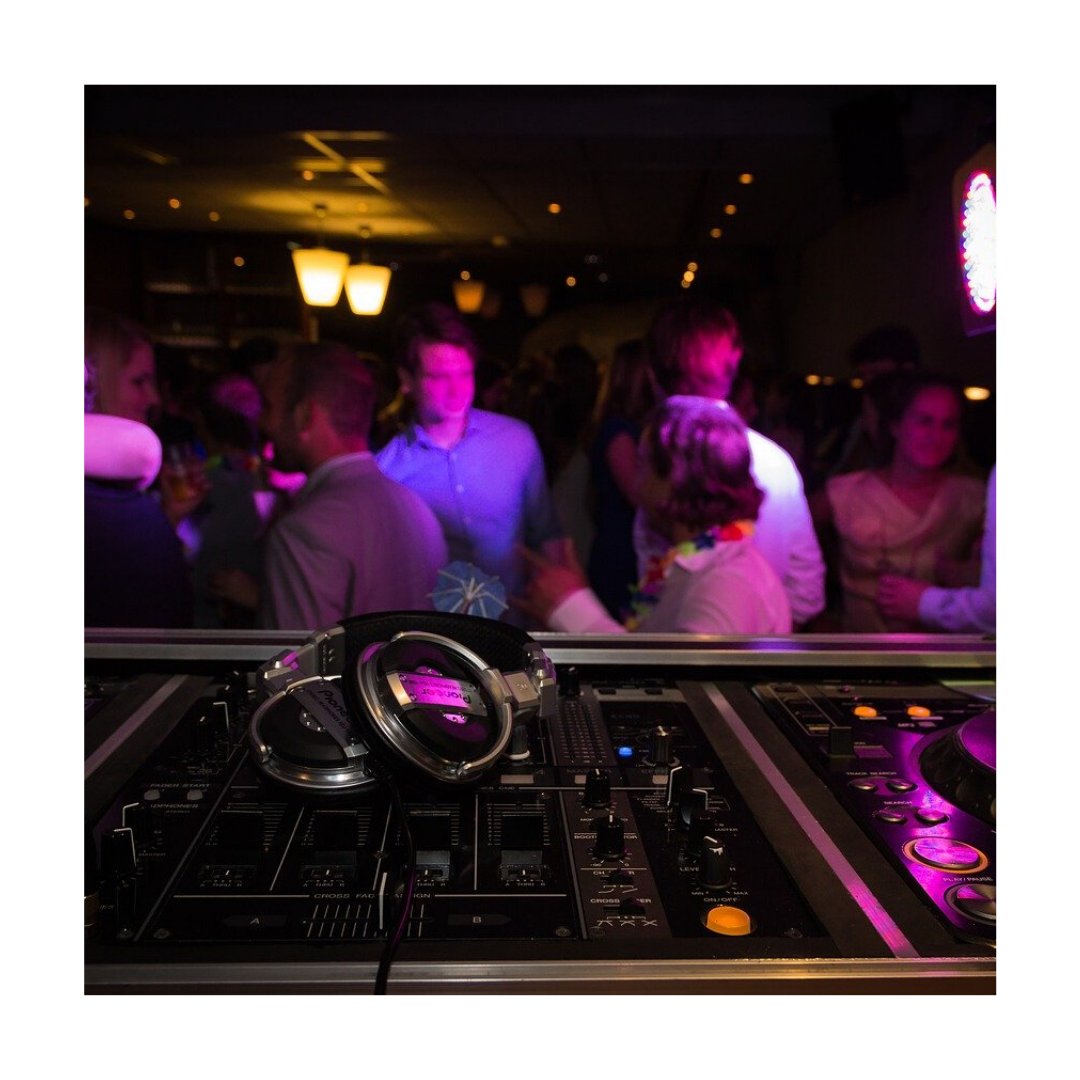 EventCoreYYC's tweet photo. Any one else looking forward to a scene like this? 🕺 For all your upcoming events and weddings, make sure you check out DJ Nico with AudioWerx! @dj_nicoyyc https://t.co/RvsQB1p03S