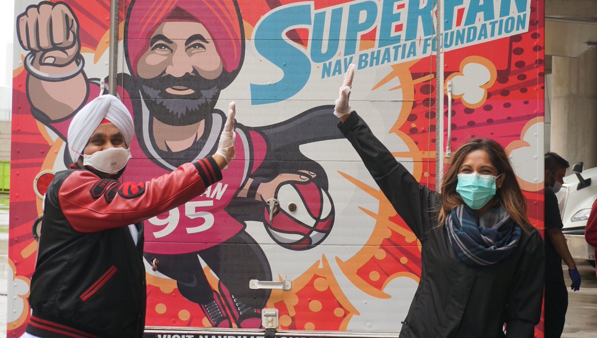 Look who stopped by today! Thank you so much @superfan_nav and @sangita_patel for delivering delicious hot meals from Bhai's Canteen to #OTMH and #MDH. Our health care workers appreciate this gesture more than you know.❤️ #MealsOnTheMove @MDH_Foundation @OakvilleHF @Raptors