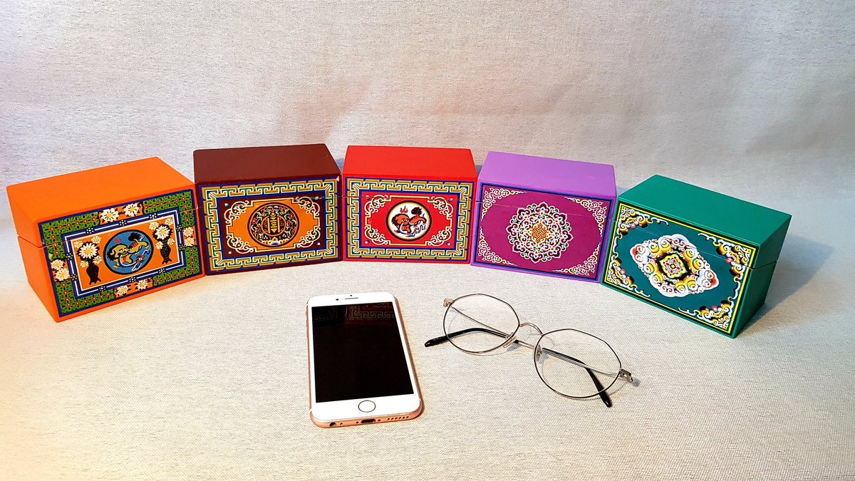 Танд аль өнгө илүү таалагдаж байна. Биднийг дэмжээд саналаа бичээрэй.
Шар - 1 
Бор - 2 
Улаан - 3
Ягаан - 4
Ногоон - 5
Бусад өнгө - 6