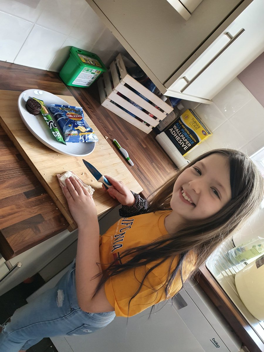 VickyHannah12's tweet photo. Aubreys turn to make lunch ❤ @ololprimary https://t.co/2m1JLjdfBM