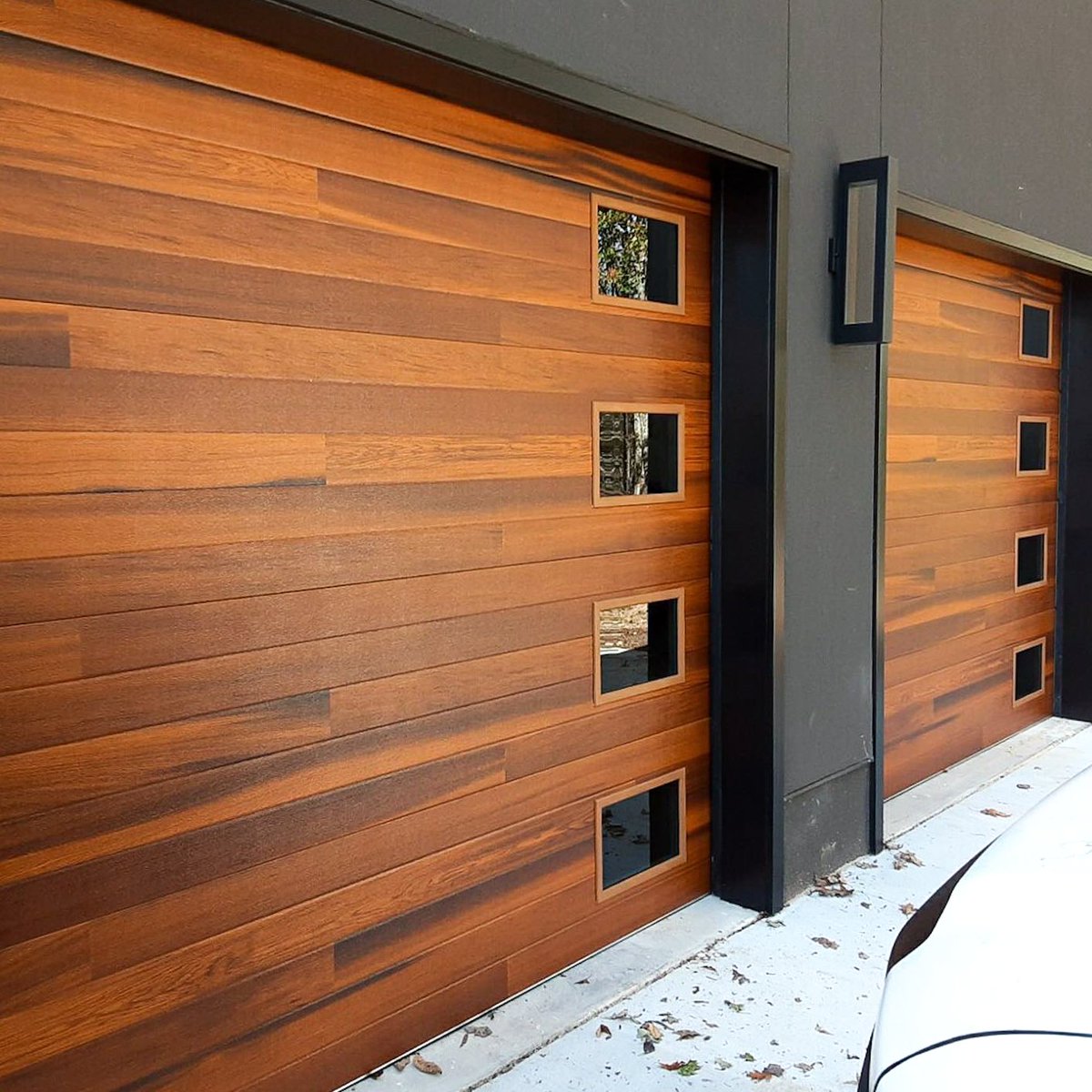 chiohd's tweet photo. Modern architecture calls for a modern garage door. Accents Woodtones don't just look like real wood at first glance, but second, third..fourth.......you get it 😏🏆

See Accents for yourself - order your free color samples today: https://t.co/xWqMhrQgCL https://t.co/KSXrNmFSrR