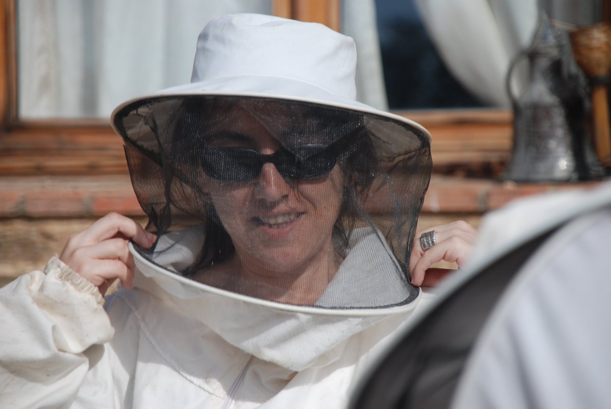 Lo sentimos muchísimo, sólo podemos agradecer los años que hemos trabajado juntos. Ha sido una verdadera profesional, incansable, entregada, receptiva, creativa, en fin un verdadero placer haber coincidido con ella.