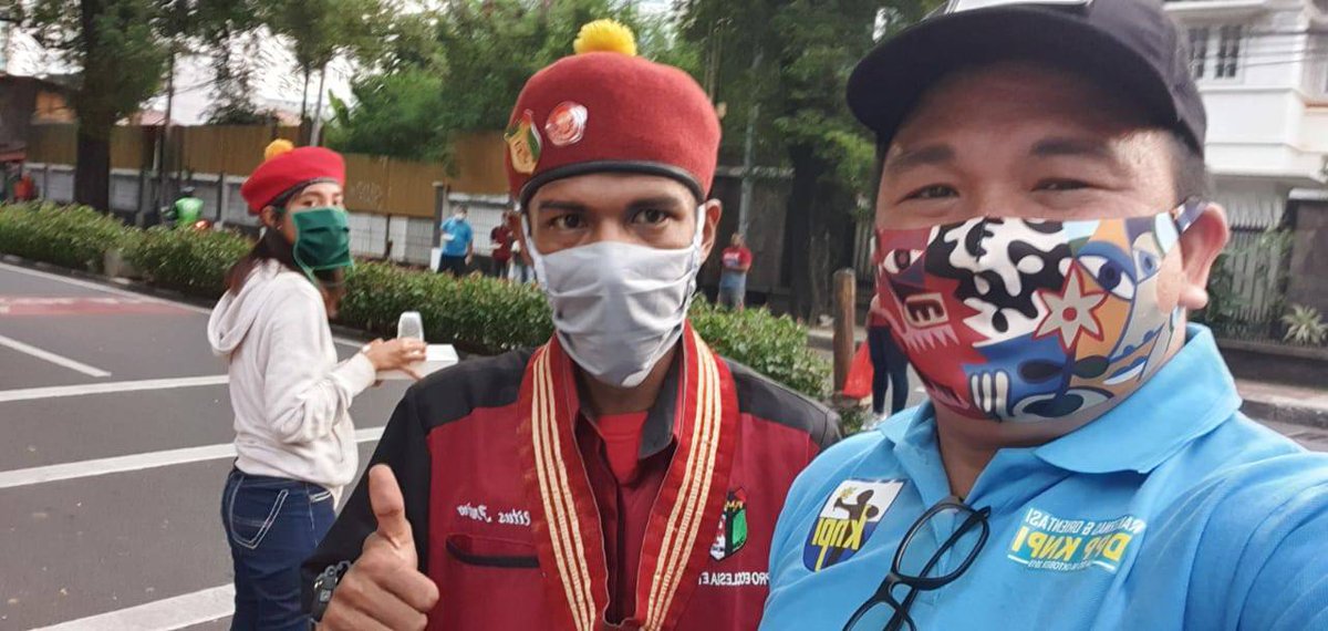 dppknpiofficial's tweet photo. DPP KNPI bersama PP PMKRI berbagi kasih bagikan Nasi Box dan Hand Sanitizer pada Masyarakat di Gedung Margasiswa 01, Menteng - Jakarta Pusat
@pmkri
@bung_HP
@jacksonkumaat
#KNPI
#DPPKNPI
#PEMUDAINDONESIA
#PEMUDA
#COVID_19
#CORONA
#PMKRI
#PPPMKRI
#ENERGYOFHARMONY https://t.co/26LwZxrTXE