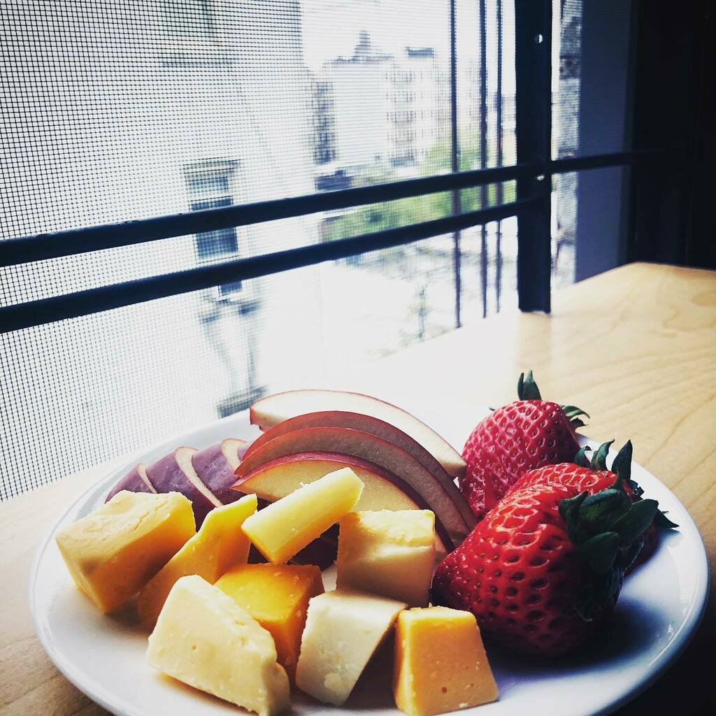 vinnybogan's tweet photo. Day 42: Breakfast a view ☀️ ... of a building, through a window, from an angle 🌞😷🙏🌎💚👽🤓 #Watertower #BrooklynViews #BrooklynLife #InstaBrooklyn #CoronaVirusNYC #BeKind #BeAwake #PayAttention #Relax #WashYourHands 👐 https://t.co/uyKMtv5Jvn https://t.co/Tz4gYTkSkw