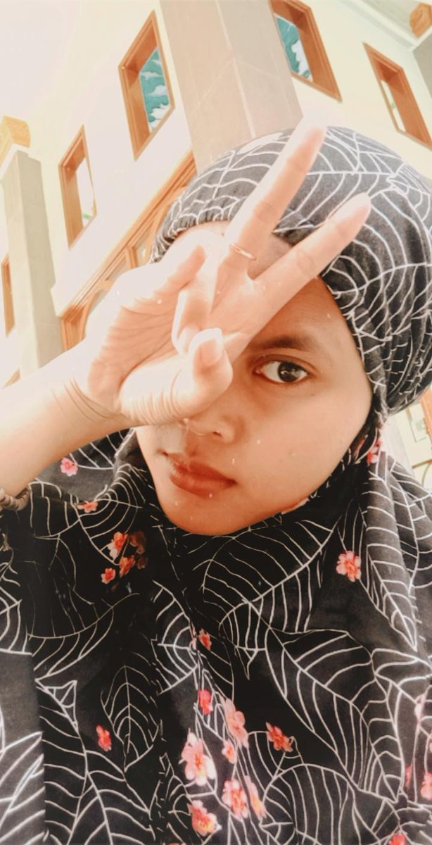 SIzzatin's tweet photo. Kirain pas udah #StayAtHome bisa bikin kulit makin putihh, Eh ternyata kata" (Ekspektasi ta seindah realita) masi berlaku 😒 https://t.co/rArnHx6LoV