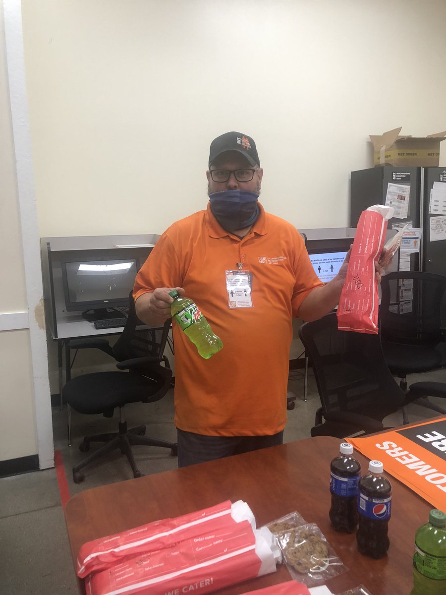 GSimenton's tweet image. Thanks to Ron @DEM33RGP we all enjoyed lunch! Doing what is needed &amp;amp; supporting each other, together we are making the most out of our days!
@RoWilliams1 @JuanitaQ1 @hd_2727